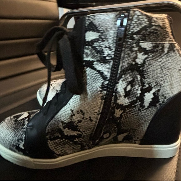 Torrid NWOB Sexy Python Faux Snake Print. Invisible wedge. Size 7 1/2 - Picture 4 of 9
